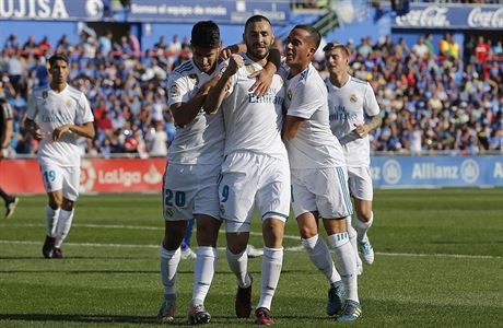 Fotbalisté Realu Madrid (uprosted Karim Benzema) slaví jeden z gól v sítí...