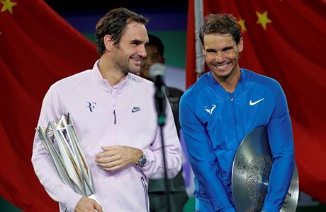 Roger Federer a Rafa Nadal po finle na turnaji v anghaji.