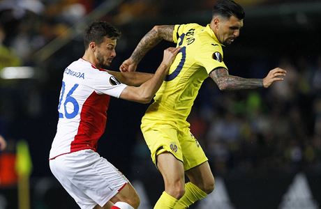 Villarreal vs. Slavia: Jakub Hromada v souboji s Robertem Sorianem.