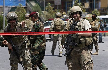 Sebevraedn tok v Afghnistnu, srpen 2014 - Vojci NATO zajiuj oblast.
