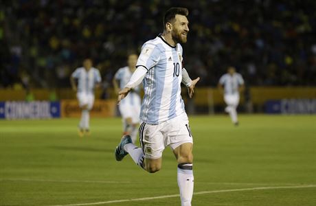 Lionel Messi oslavuje po vstelen svho tetho glu Ekvdoru.