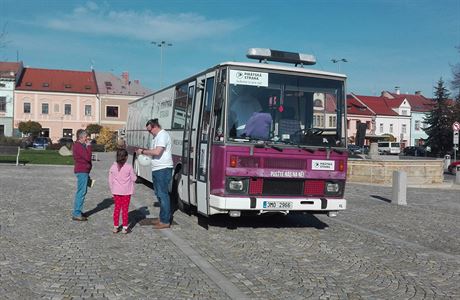 Pirátský autobus na námstíku v Jevíku.