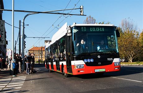 Po Praze zaaly jezdit elektrobusy. Zatím pouze na zkouku.