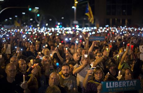Katalnt protestujc stoj na barcelonsk hlavn td a demonstruj proti...