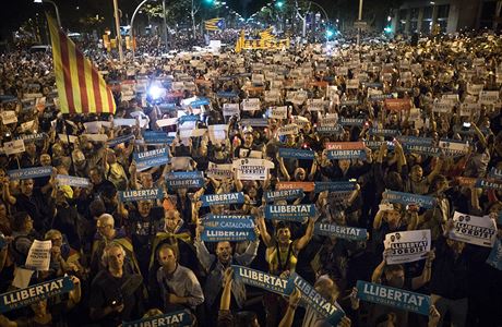 Katalántí protestující stojí na barcelonské hlavní tíd a demonstrují proti...