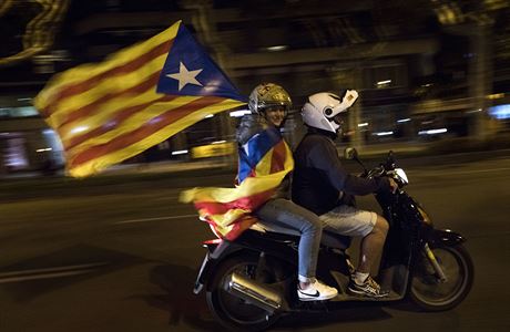 Katalánci demonstrují v ulicích Barcelony.