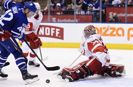 Tyler Bozak (42) a Petr Mrázek (34) bhem zápasu Toronto Maple Leafs proti...