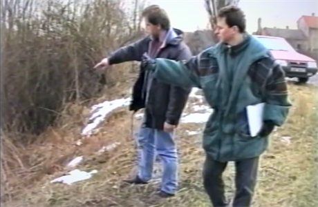 Biederman ukazuje na kameru, kam do rybnka odhodil noe a pistoli.