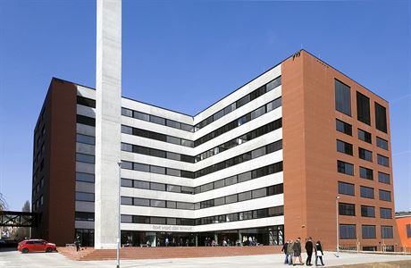 Osmipodlan budova Fakulty architektury VUT v praskch Dejvicch