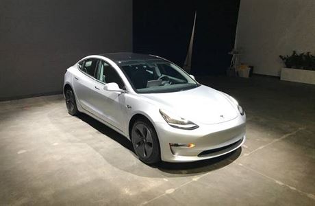 Tesla Model 3 byla na prodej za 150 tisc dolar.