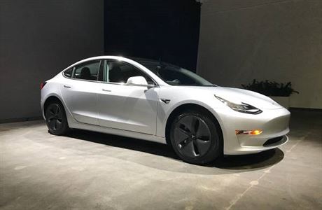 Tesla Model 3 byla na prodej za 150 tisc dolar.