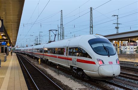 Vlak ICE-T nmeckého dopravce Deutsche Bahn