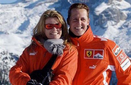 Michael Schumacher (na obrázku s manelkou Corinnou) se prý zmenil o 14 centimetr.