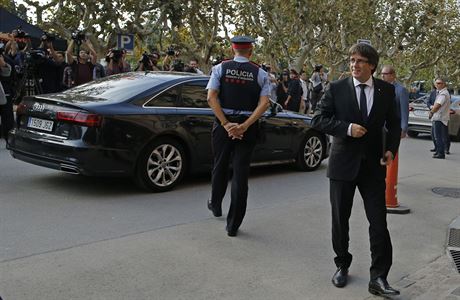 Carles Puigdemont pijd do Barcelony.