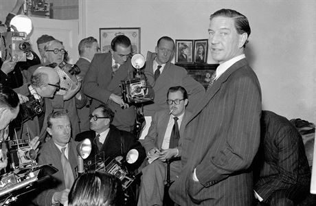 Kim Philby s novinái poté, co byl obvinn ze pionáe. Rok 1955.