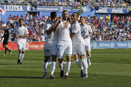 Fotbalisté Realu Madrid (uprosted Karim Benzema) slaví jeden z gól v sítí...
