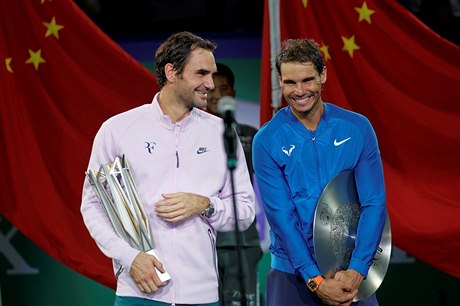 Roger Federer a Rafa Nadal po finále na turnaji v anghaji.