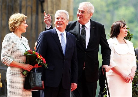 Německý prezident Joachim Gauck (vlevo) s českým prezidentem Milošem Zemanem v...