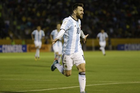 Lionel Messi oslavuje po vstelení svého tetího gólu Ekvádoru.