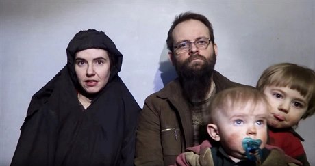 Caitlan Colemanová, Joshua Boyle a jejich dv dti ve videu sdíleném Talibanem...