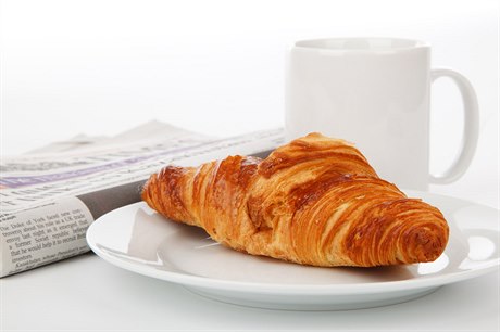 Croissant je oblíbeným francouzským pečivem.