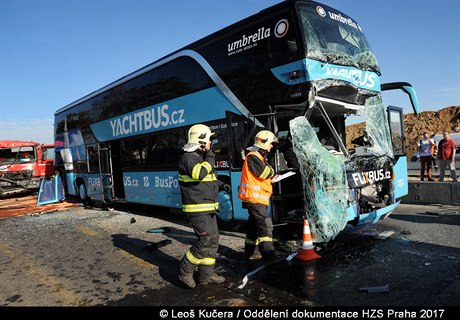 Kamion převážející písek se na dálnici u Zdib srazil s nizozemským autobusem.
