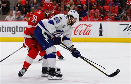 Frans Nielsen (51) a Nikita Kuerov (86) bhem zápasu v Detroitu.