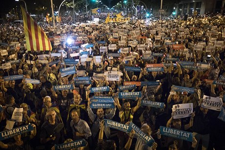 Katalántí protestující stojí na barcelonské hlavní tíd a demonstrují proti...