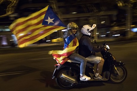 Katalánci demonstrují v ulicích Barcelony.