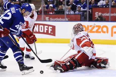 Tyler Bozak (42) a Petr Mrázek (34) bhem zápasu Toronto Maple Leafs proti...