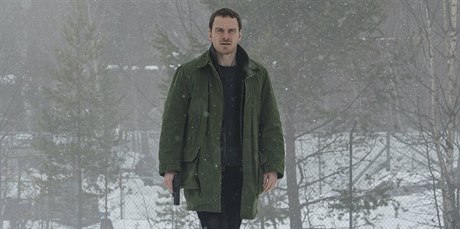 Michael Fassbender jako detektiv Harry hole. Snímek Sněhulák (2017).