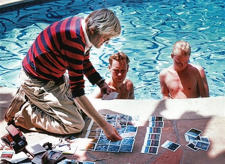 S polaroidem na vzduchu. David Hockney u bazénu se sochaem Davidem Stoltzem a...