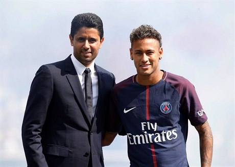 éf PSG Nasser Al-Chelaifím pózuje s Neymarem po Brazilcov píchodu do klubu.