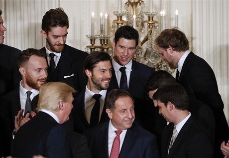 President Donald Trump (dole vlevo) hledá Sidney Crosbyho (nahoe uprosted).