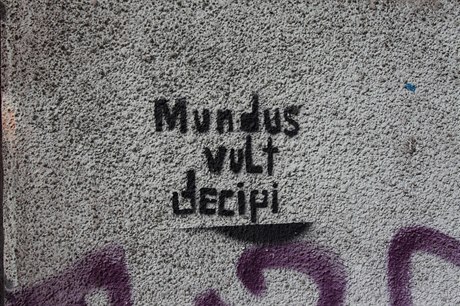 Stencil s první částí latinského výroku, který zní celý Mundus vult decipi,...
