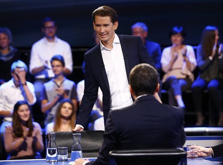 Sebastian Kurz pichází k debatnímu stolku.