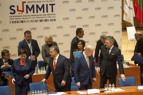 Vpředu zleva polská premiérka Beata Szydlová, maďarský premiér Viktor Orbán,...