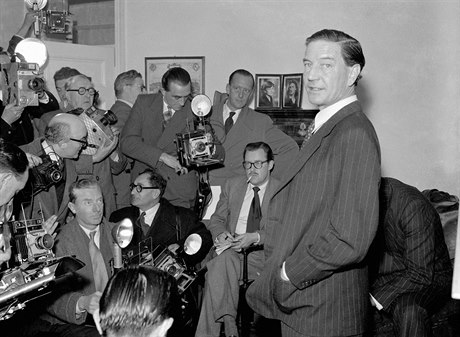 Kim Philby s novinái poté, co byl obvinn ze pionáe. Rok 1955.