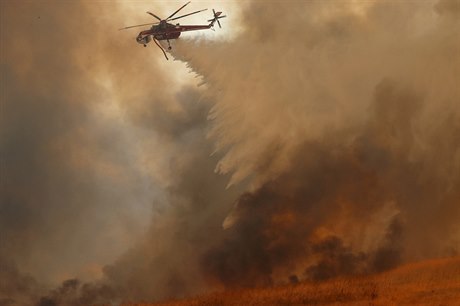 V boji s ohnm v Santa Rose pomáhal i vrtulník.