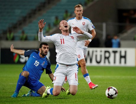 Michael Krmenčík je faulován v reprezentačním utkání s Ázerbajdžánem.