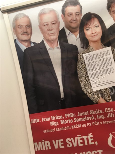 Plakát KSČM polepený posledním dopisem Milady Horákové.