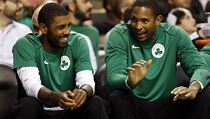 Kyrie Irving (vlevo) a Al Horford bhem ppravy na novou sezonu NBA.