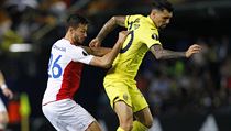 Villarreal vs. Slavia: Jakub Hromada v souboji s Robertem Sorianem.