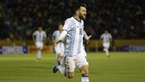 Lionel Messi oslavuje po vstřelení svého třetího gólu Ekvádoru.