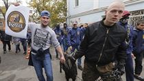 Podle webu Replyua.net pivedli demonstranti ped budovu ambasdy ivho kozla.