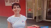 Mark�ta Pekarov� Adamov� u stadionu Podvinn� ml�n.