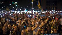 Katalnt protestujc stoj na barcelonsk hlavn td a demonstruj proti...