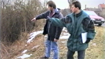 Biederman ukazuje na kameru, kam do rybníka odhodil nože a pistoli.