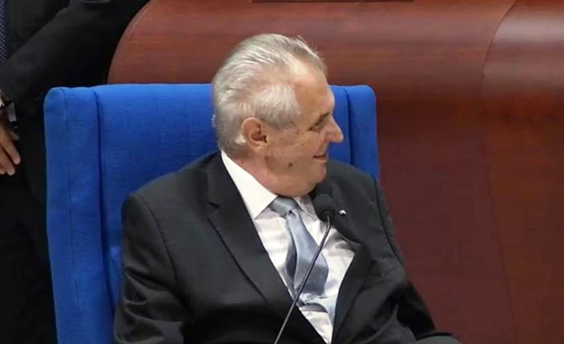 Milo� Zeman b�hem projevu v Rad� Evropy.