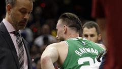 Basketbalista Bostonu Celtics Gordon Hayward opoutí palubovku na nosítkách.